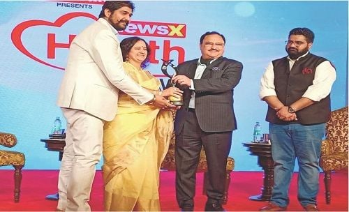 Dr. Mukesh Sharda receiving an award from honourable Central Health Minister Mr. J.P Nadda