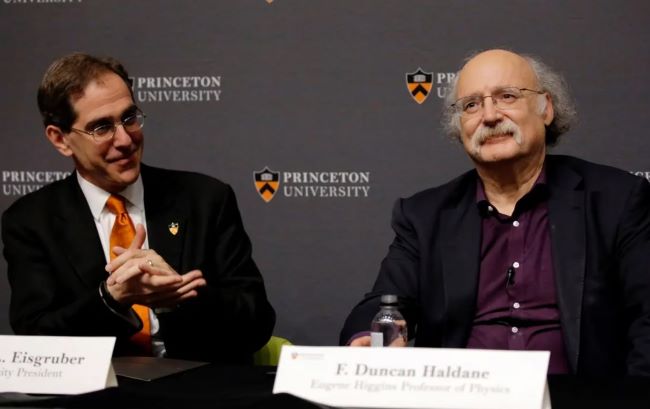 Duncan Haldane addressing the media during a press conference at the Princeton University