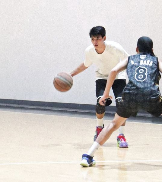 Dustin Yu playing basketball
