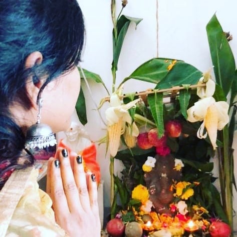 Eesha Rebba praying to Lord Ganesha
