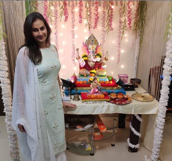 Ekta Saraiya with the idol of Lord Ganesha