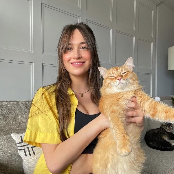 Elsie Hewitt with a cat