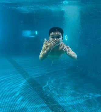 Erali Boyqobilov while swimming under water