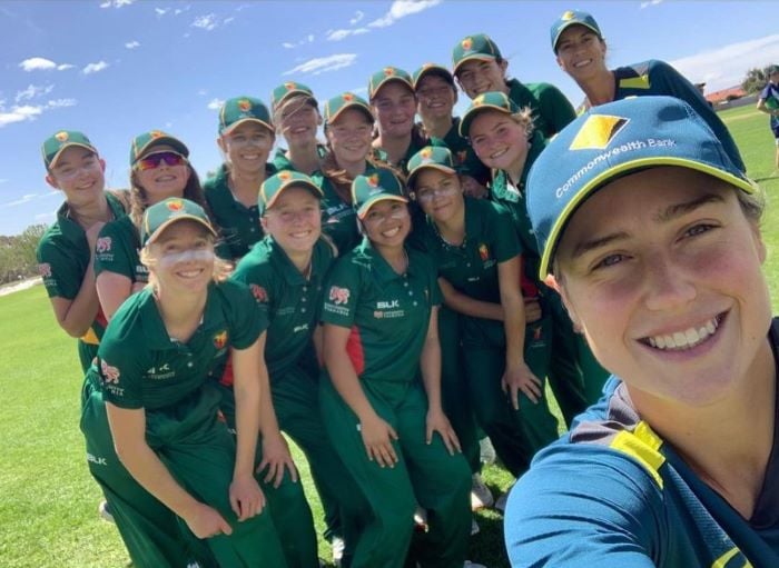 Erin Burns with her Tasmanian Roar teammates