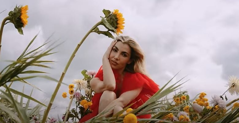 Erubey de Anda in the music video of her song La Vida Es Una
