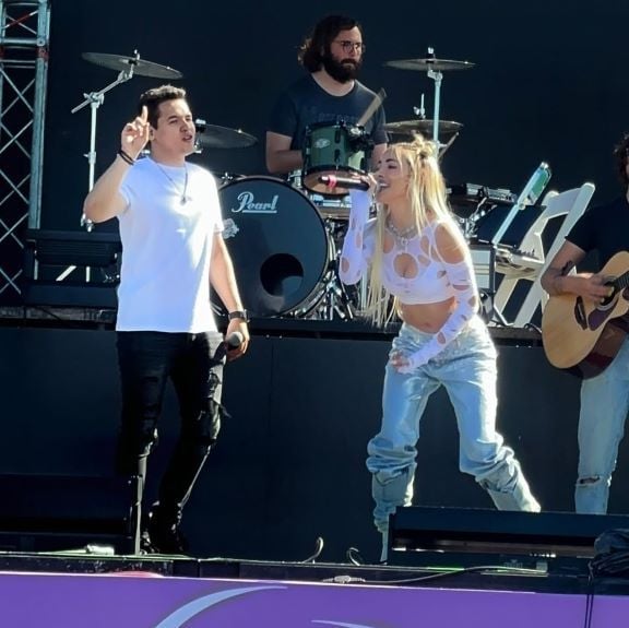Erubey de Anda singing on stage at the Festival Internacional del Globo (2023) in Leon