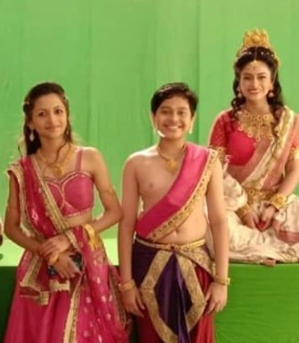 Esha Pathak (extreme left) on the sets of with her mother Vighnaharta Ganesha