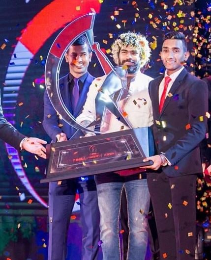 Eshan Malinga (extreme right) being honoured by Lasith Malinga (in white hoodie) during his school years