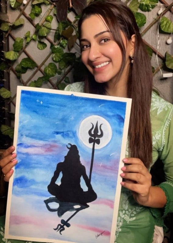 Eshanya Maheshwari holding the painting she drew