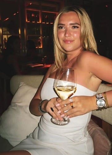 Eva de Graaf holding a glass of wine