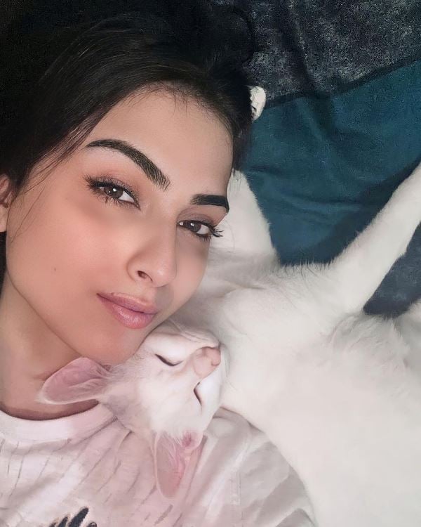 Farhana Bhat posing with her cat