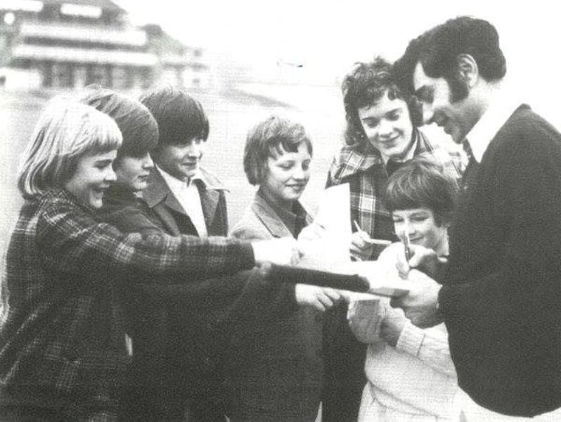 Farokh Engineer giving autograph to fans