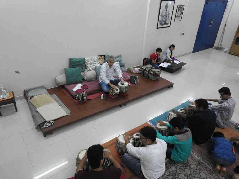 Fazal Qureshi teaching at Ustad Allah Rakha Institute of Music