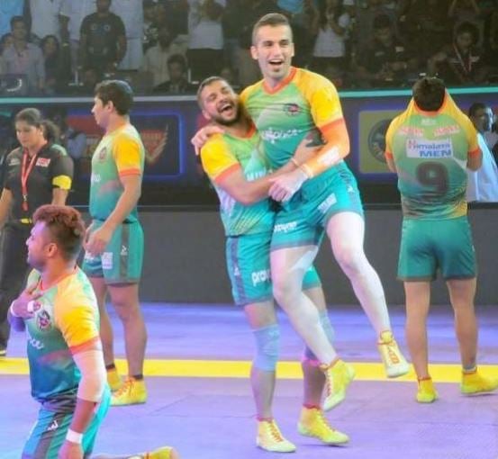 Fazel Atrachali (picked up in air) playing for Patna Pirates in PKL