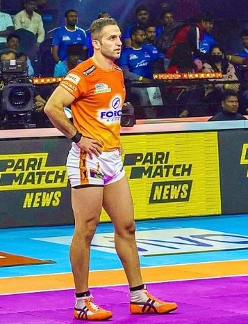 Fazel Atrachali playing a match for Puneri Paltan