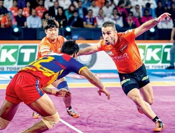 Fazel Atrachali (right) during a PKL match