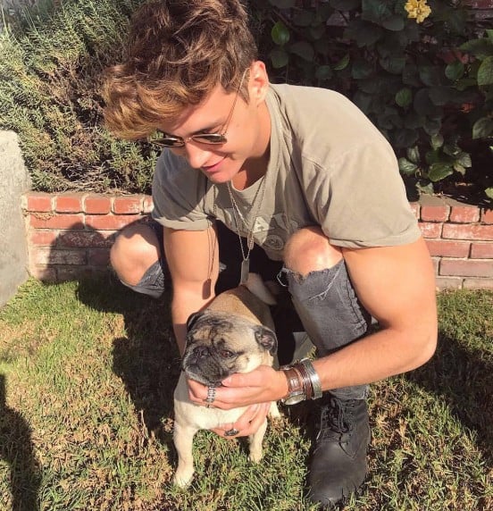 Fede Dorcaz posing with his dog