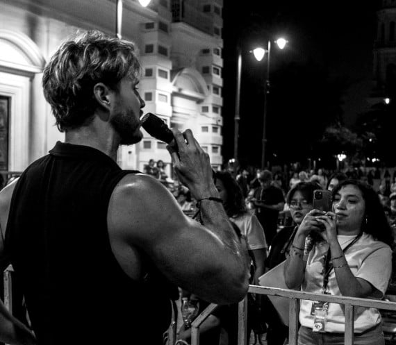 Fede Dorcaz singing during a live show