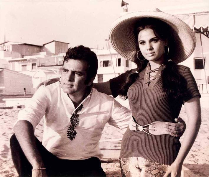 Feroz Khan with Mumtaz on the set of Apradh (1972)