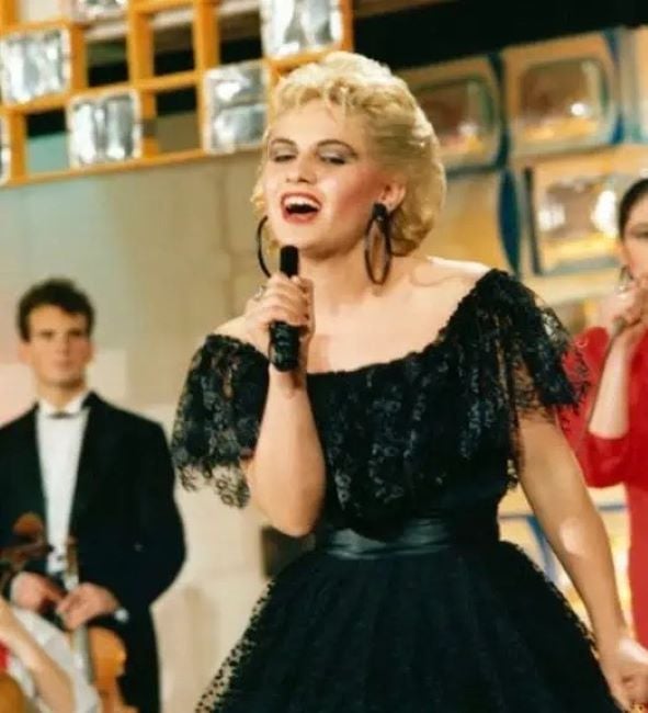 Fevzije Berani during her performance with the group Trio Rona