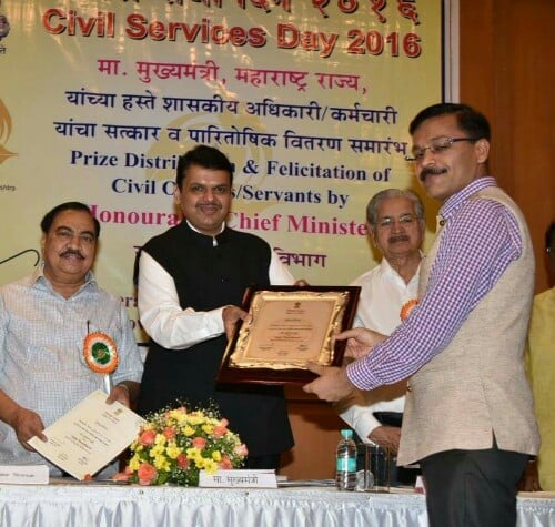 Former Maharashtra CM Devendra Fadnavis felicitating Tukaram Mundhe with The Best Collector award