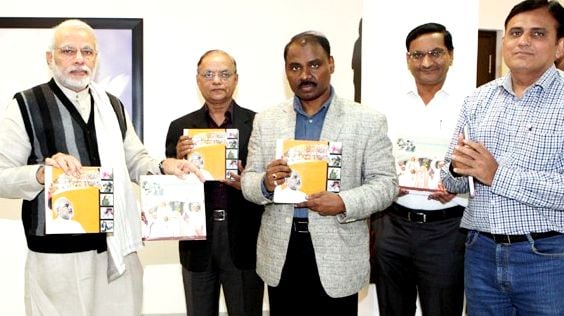 GC Murmu (centre) with Narendra Modi (extreme left)