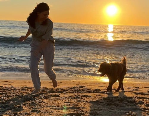 Gabby Windey with her pet