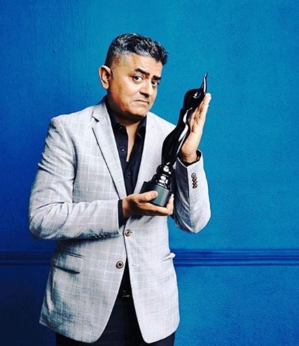 Gajraj Rao Posing with His Award