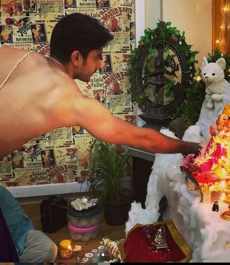 Gashmeer Mahajani With The Idol of Lord Ganesha