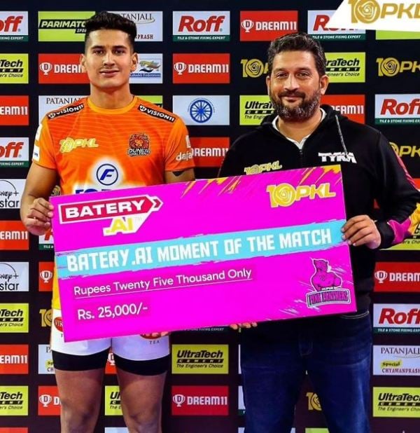 Gaurav Khatri receiving the cash prize during season 10 of the Pro Kabaddi League