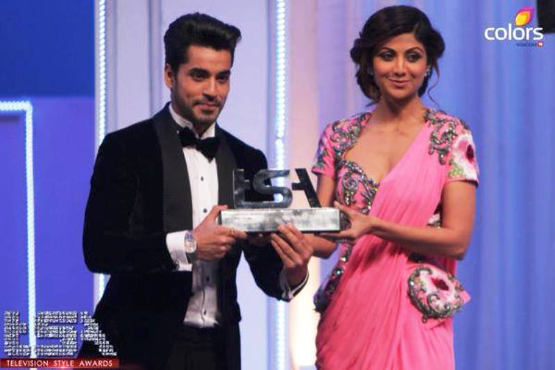 Gautam Gulati Receiving an Award