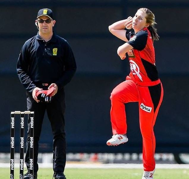Georgia Wareham bowling for the Melbourne Renegades Women