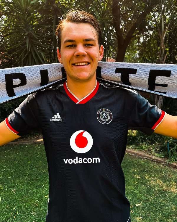 Gerald Coetzee in Orlando Pirates Football Club jersey