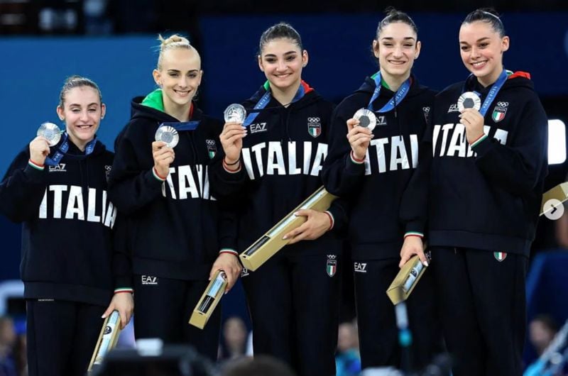 Giorgia Villa (extreme right) with her team at the Summer Olympics (2024)