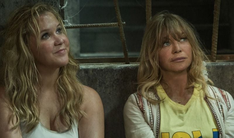 Goldie Hawn with her co-star Amy Schumer in the film Snatched (2017)