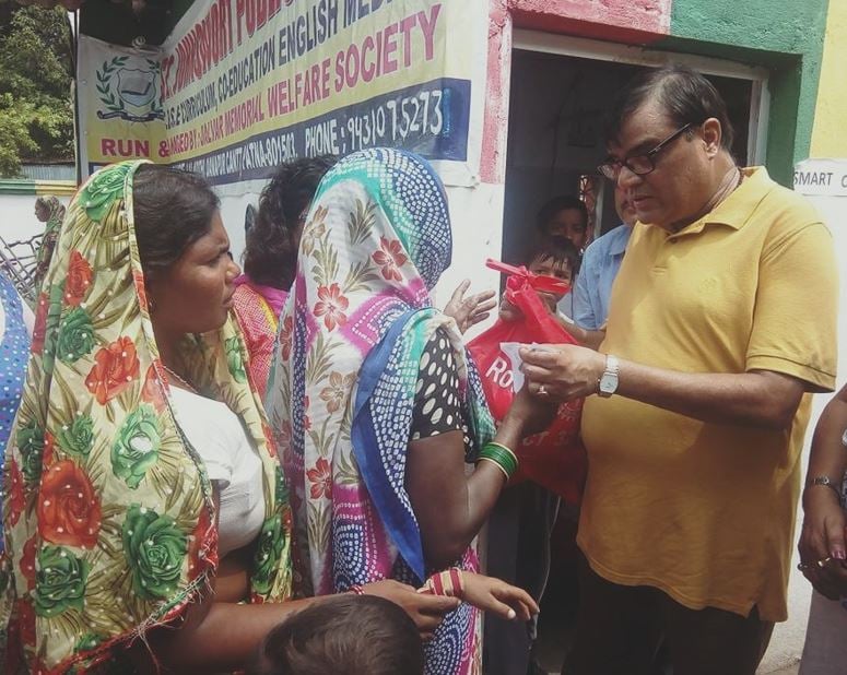 Gopal Khemka distributing ration to flood victims