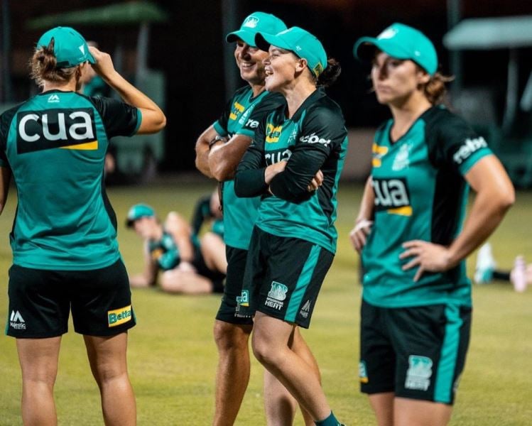 Grace Harris training with the Brisbane Heat players