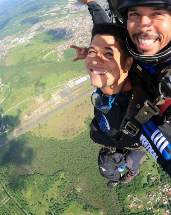 Guilherme Vilar while skydiving