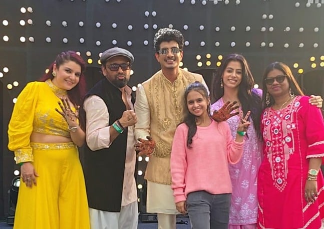 Gulnaaz Khan (extreme left) posing during the wedding ceremony of Smriti Mandhana and Palash Muchhal