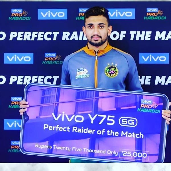 Guman Singh after winning the title of Perfect Raider of the match