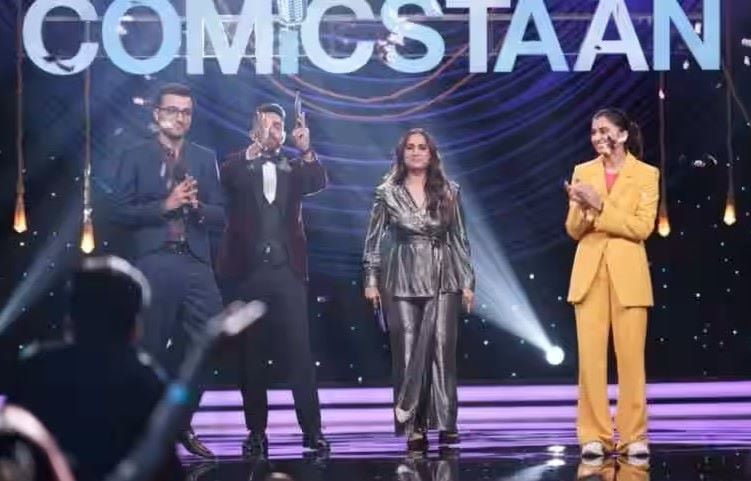 Gurleen Pannu (extreme right) on Comicstaan Finale stage