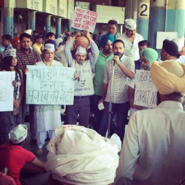 Gurmeet Singh Meet Hayer (on mic) during his early days as an Aam Aadmi Party supporter