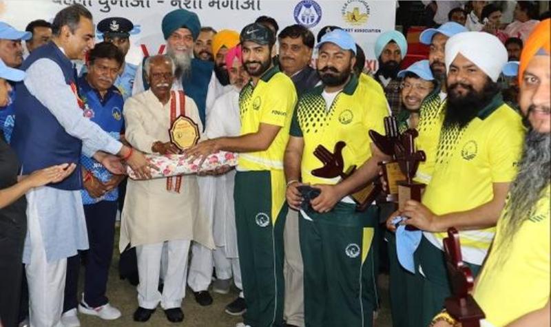 Gurmeet Singh Meet Hayer while receiving an award at a cricket match organised by the UT Cricket Association in 2023