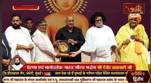 Gyan Prakash being felicitated