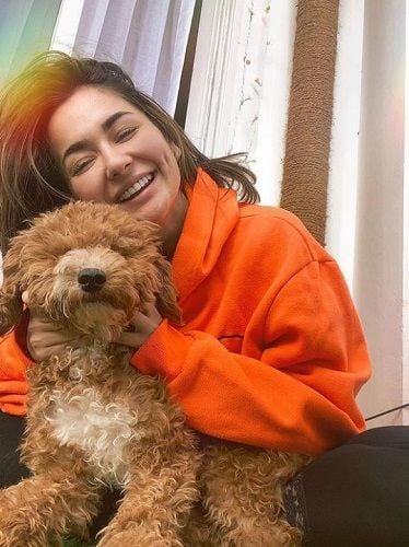 Hania Aamir and her pet dog