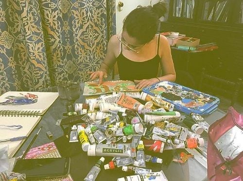 Hania Aamir while painting