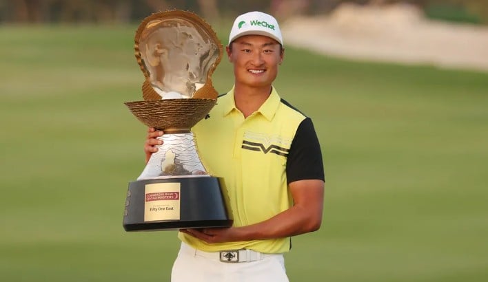 Haotong Li posing with the Qatar Masters trophy (2025)
