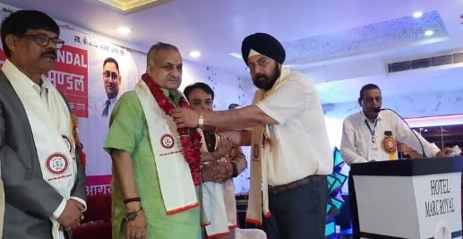 Hardwar Dubey being felicitated at an event organised by Federation of All India Trade Board
