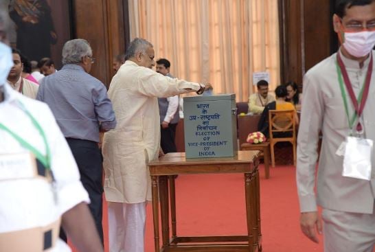 Hardwar Singh casting his vote for the post of Vice President of India in the Parliament