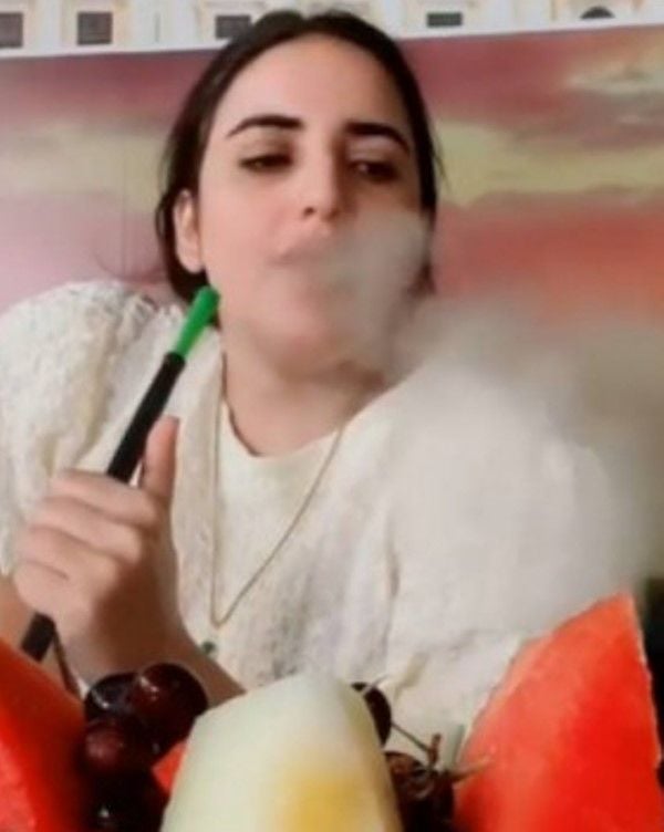 Hareem Shah smoking hookah